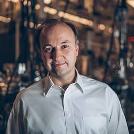 photo of Valadimir Bulovic in his lab
