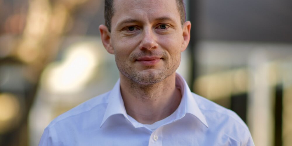 photo of Dirk Englund outside (photo credit: QuEra Computing)
