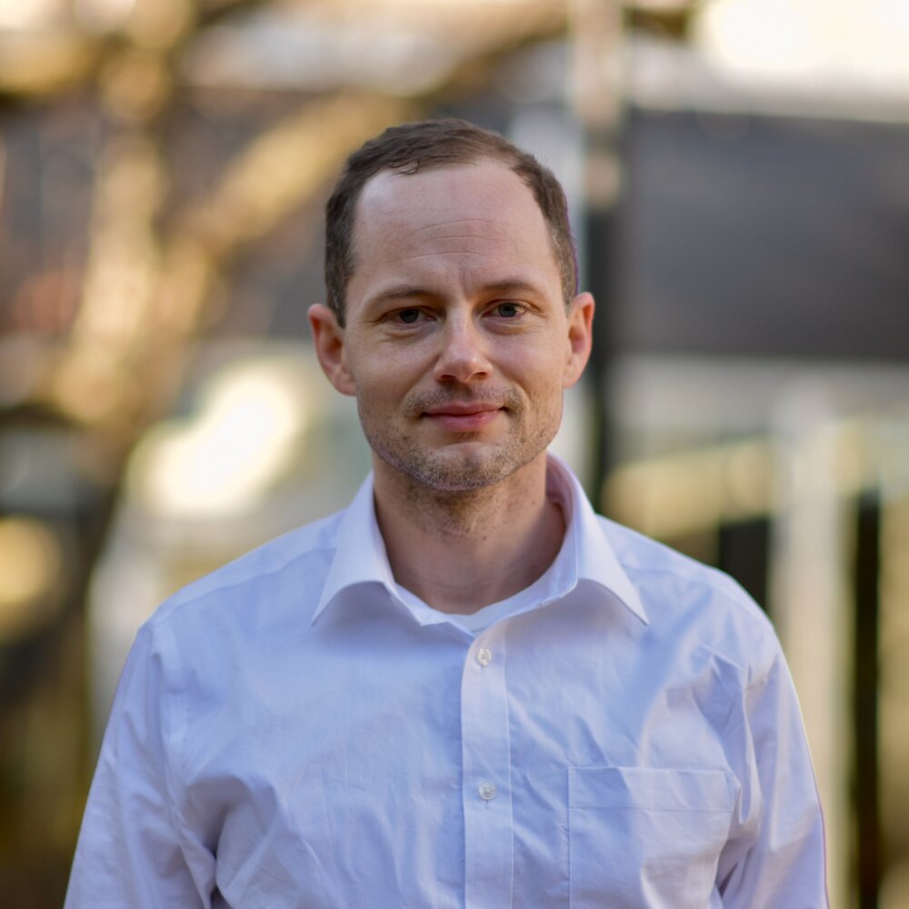 photo of Dirk Englund outside (photo credit: QuEra Computing)