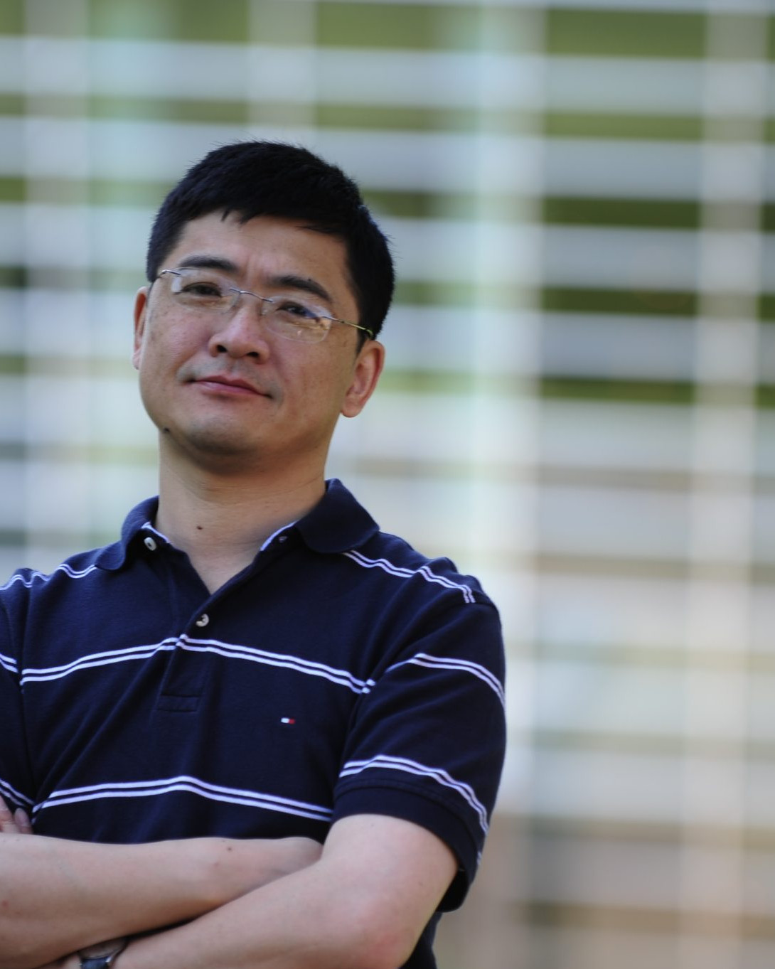 Peide (Peter) Ye standing outside